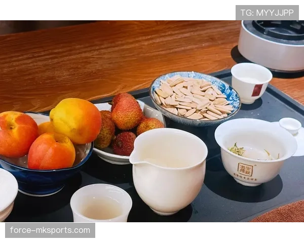 余依婷的朋友圈也太奢侈了吧，下午茶那张照像颁奖礼，我以为误进了明星账号