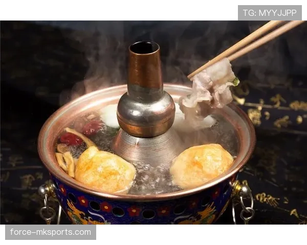 高亭宇训练完直接去吃火锅，教练在后面追着喊别蘸麻酱