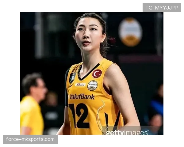 袁心玥训练房里铁人，机场拎着能买车的包，普通人看了直接懵